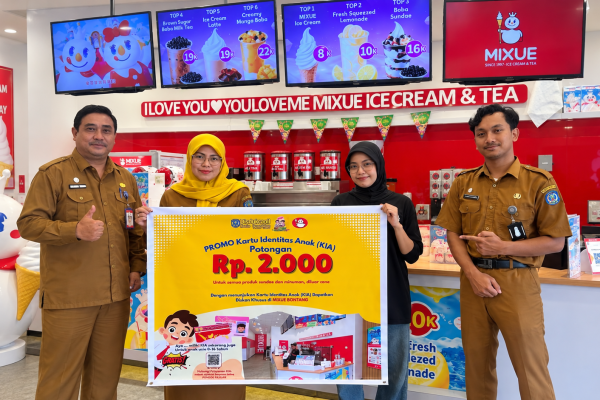 Perwakilan Disdukcapil Bontang bersama mitra usaha menunjukkan promo Kartu Identitas Anak (KIA) di Mixue Bontang. Kolaborasi melalui program Saskia Hebat memberikan potongan harga bagi anak pemegang KIA sekaligus mendukung pelaku usaha lokal.