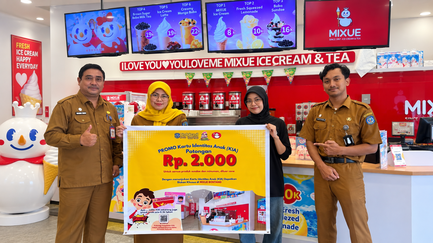 Perwakilan Disdukcapil Bontang bersama mitra usaha menunjukkan promo Kartu Identitas Anak (KIA) di Mixue Bontang. Kolaborasi melalui program Saskia Hebat memberikan potongan harga bagi anak pemegang KIA sekaligus mendukung pelaku usaha lokal.