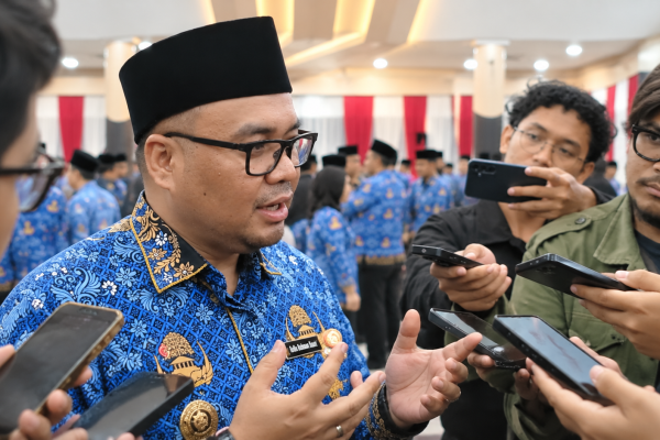 Bupati Kutai Kartanegara (Kukar), Aulia Rahman Basri saat diwawancarai awak media (dok. wnews)