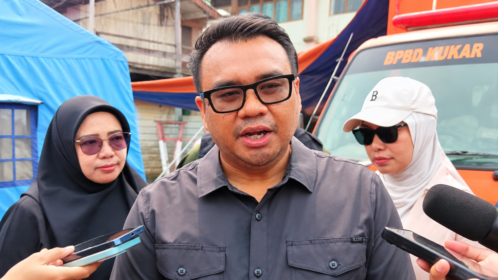 Bupati Kukar Aulia Rahman Basri (baju kaus hitam) bersama jajaran saat meninjau lokasi kebakaran. (Foto: Wnews)