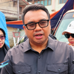 Bupati Kukar Aulia Rahman Basri (baju kaus hitam) bersama jajaran saat meninjau lokasi kebakaran. (Foto: Wnews)