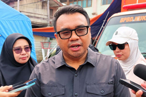 Bupati Kukar Aulia Rahman Basri (baju kaus hitam) bersama jajaran saat meninjau lokasi kebakaran. (Foto: Wnews)