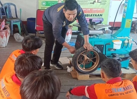 para peserta pelatihan keterampilan perbengkelan yang digelar oleh Disnakertrans Kukar.