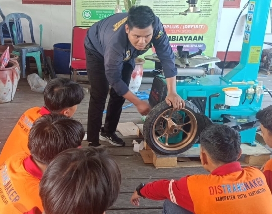 para peserta pelatihan keterampilan perbengkelan yang digelar oleh Disnakertrans Kukar.