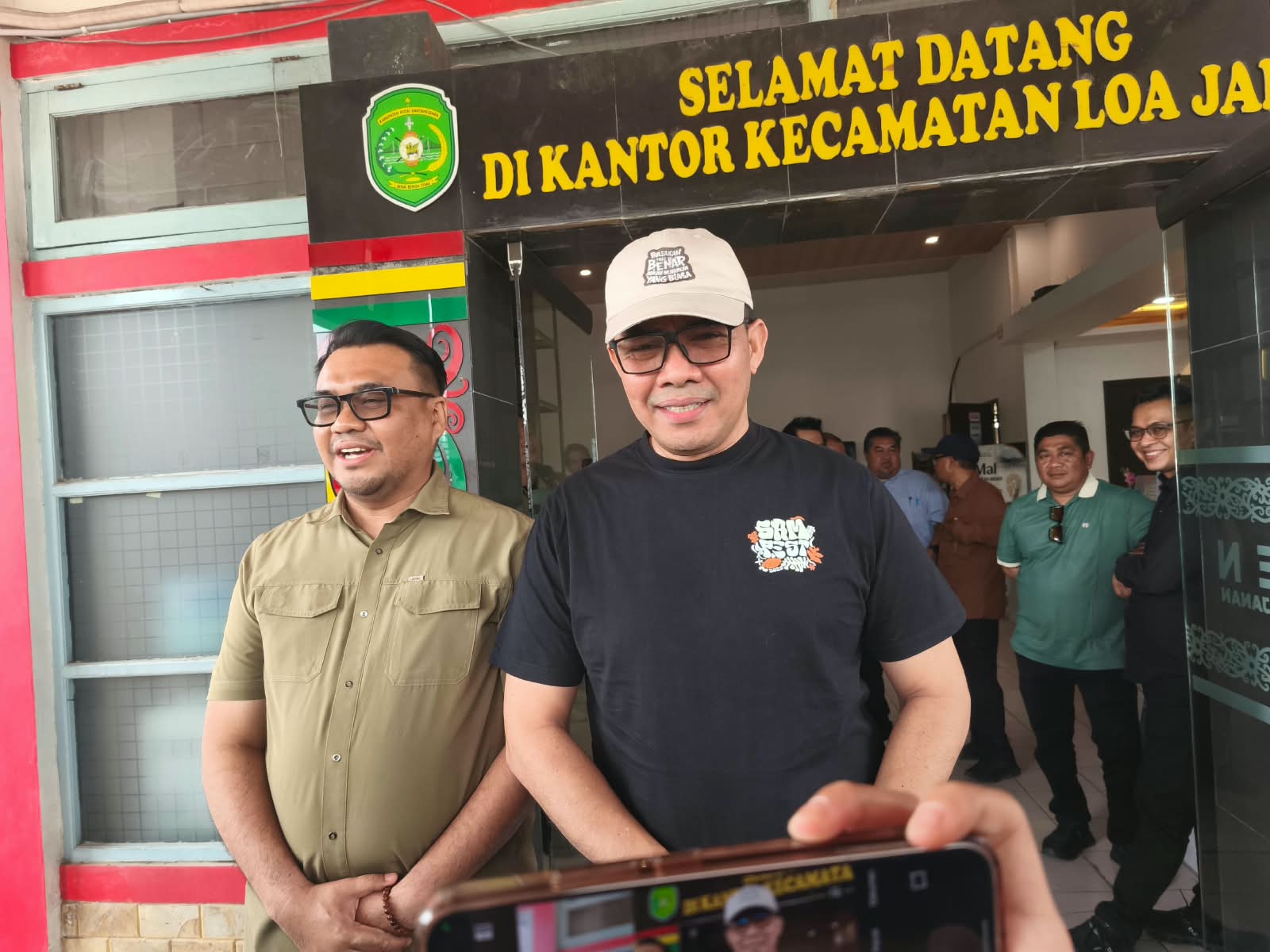 Bupati Kukar Aulia Rahman Basri bersama Wali Kota Samarinda Andi Harun usai rapat koordinasi di Kantor Kecamatan Loa Janan, Kabupaten Kutai Kartanegara. (Foto: Wnews)
