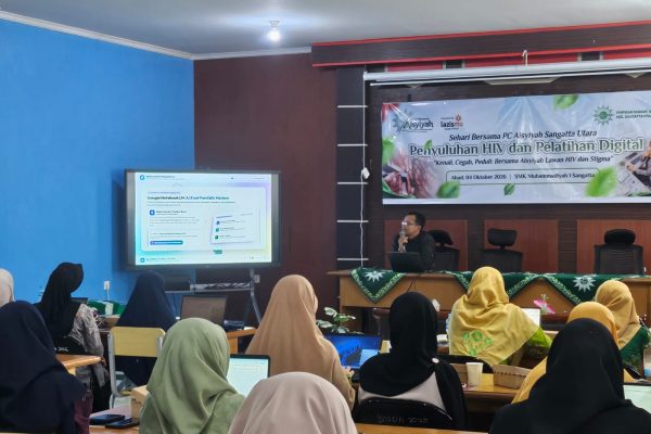 Agus Sultonik, M.Pd., Ketua Majelis Pustaka dan Informasi (MPI) Muhammadiyah Kutai Timur, menyampaikan materi pembuatan media pembelajaran interaktif kepada peserta dalam kegiatan Sehari Bersama PCA Sangatta Utara di SMK Muhammadiyah Sangatta Utara, Ahad (4/10/2026).
