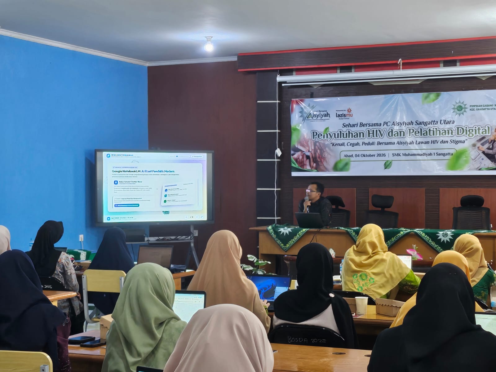 Agus Sultonik, M.Pd., Ketua Majelis Pustaka dan Informasi (MPI) Muhammadiyah Kutai Timur, menyampaikan materi pembuatan media pembelajaran interaktif kepada peserta dalam kegiatan Sehari Bersama PCA Sangatta Utara di SMK Muhammadiyah Sangatta Utara, Ahad (4/10/2026).