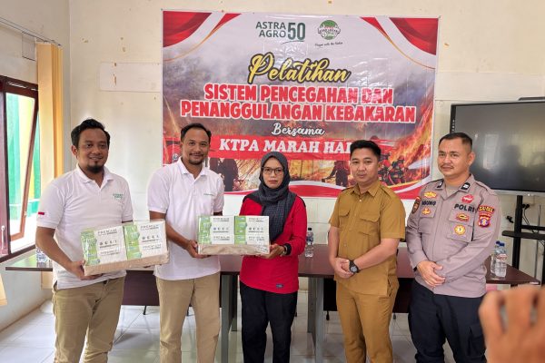 Perwakilan PT Karyanusa Ekadaya (KED) dan PT Subur Abadi Plantations (SAP) bersama Kades Desa Marah Haloq Gusti Mandala dan aparat kepolisian menyerahkan bantuan masker dalam rangkaian pelatihan sistem pencegahan dan penanggulangan kebakaran bersama KTPA Marah Haloq, Kabupaten Kutai Timur (dok.Kades Marah Haloq)