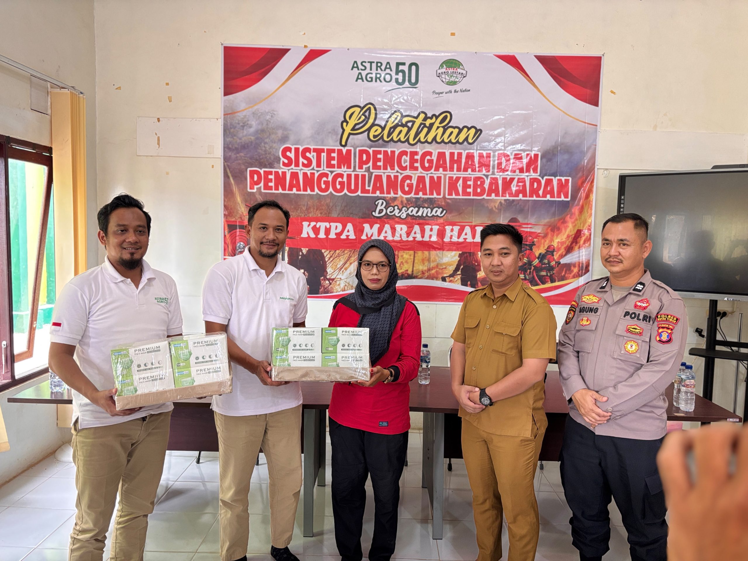 Perwakilan PT Karyanusa Ekadaya (KED) dan PT Subur Abadi Plantations (SAP) bersama Kades Desa Marah Haloq Gusti Mandala dan aparat kepolisian menyerahkan bantuan masker dalam rangkaian pelatihan sistem pencegahan dan penanggulangan kebakaran bersama KTPA Marah Haloq, Kabupaten Kutai Timur (dok.Kades Marah Haloq)