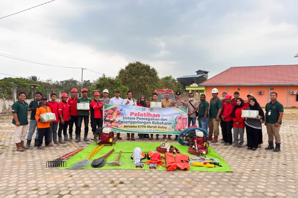 Peserta pelatihan bersama KTPA Marah Haloq berfoto dengan perlengkapan pemadaman kebakaran usai mengikuti kegiatan penguatan sistem pencegahan dan penanggulangan Karhutla di Desa Marah Haloq,