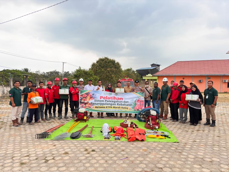 Peserta pelatihan bersama KTPA Marah Haloq berfoto dengan perlengkapan pemadaman kebakaran usai mengikuti kegiatan penguatan sistem pencegahan dan penanggulangan Karhutla di Desa Marah Haloq,