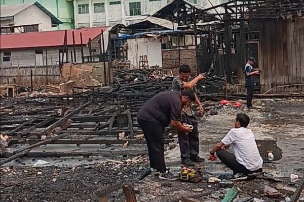 Kondisi sisa bangunan yang terbakar di kawasan Kelurahan Melayu, Tenggarong. (Foto: Wnews)