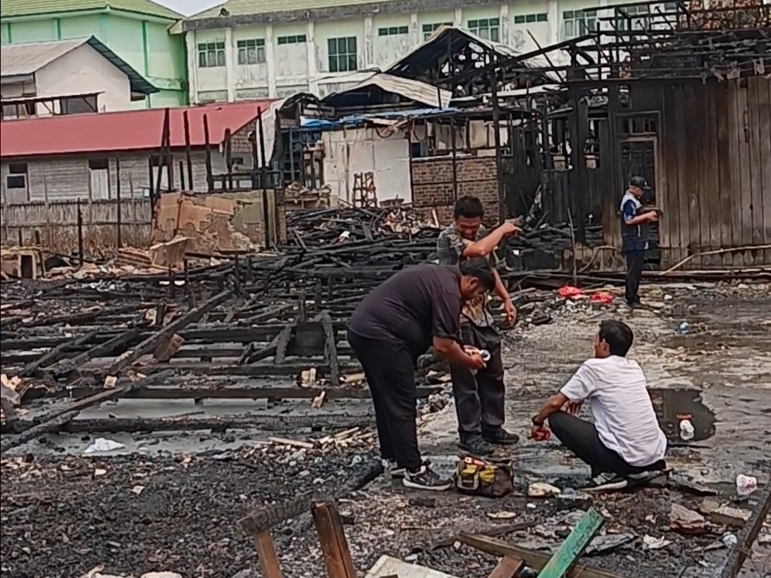 Kondisi sisa bangunan yang terbakar di kawasan Kelurahan Melayu, Tenggarong. (Foto: Wnews)