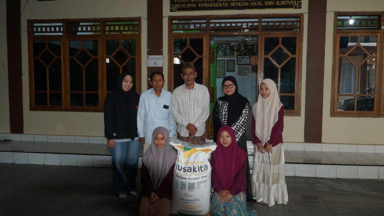 Jumat Berkah, PG Pesantren Baru Kediri Berbagi Gula untuk Yatim dan Duafa