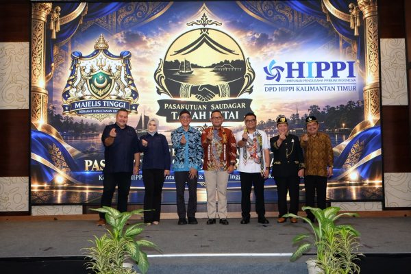 Ketua DPD HIPPI Kalimantan Timur, dr. Montik Dewi Rahayu, bersama Wakil Gubernur Kaltim H. Seno Aji, Bupati Kutai Kartanegara dr. Aulia Rahman Basri, serta jajaran Majelis Tinggi Kerabat Kesultanan Kutai berfoto bersama dalam kegiatan inisiasi pembentukan Pasakutuan Saudagar Tanah Kutai di Samarinda, Jumat (9/10/2026).