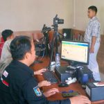 Siswa SMK Negeri 1 Bontang saat melakukan perekaman biometrik KTP el.
