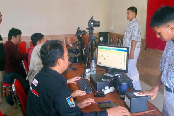 Siswa SMK Negeri 1 Bontang saat melakukan perekaman biometrik KTP el.