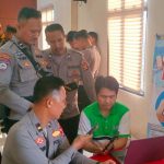 Disdukcapil Kota Bontang saat melakukan aktivasi IKD bagi personil Polres Bontang yang akan mendaftar sebagai agen Perlinsos.