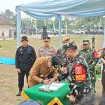 Bupati Kutai Kartanegara (Kukar) Aulia Rahman Basri menandatangani dokumen pelaksanaan program TNI Manunggal Membangun Desa (TMMD) ke-130 Kodim 0906/Kukar, disaksikan jajaran TNI, Polri, dan unsur terkait saat pembukaan kegiatan di Lapangan Bola Loa Kulu Kota, Kecamatan Loa Kulu, Selasa (13/10/2026).