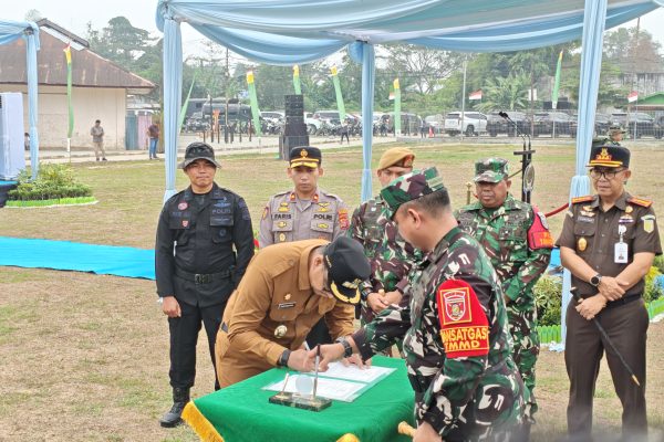 Bupati Kutai Kartanegara (Kukar) Aulia Rahman Basri menandatangani dokumen pelaksanaan program TNI Manunggal Membangun Desa (TMMD) ke-130 Kodim 0906/Kukar, disaksikan jajaran TNI, Polri, dan unsur terkait saat pembukaan kegiatan di Lapangan Bola Loa Kulu Kota, Kecamatan Loa Kulu, Selasa (13/10/2026).