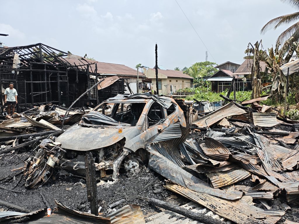 Keterangan Foto: Kondisi bangunan, mobil, dan sepeda motor yang hangus terbakar akibat kebakaran di Kelurahan Loa Ipuh, Kecamatan Tenggarong, Kabupaten Kutai Kartanegara (Kukar), pada Selasa (13/10/2026) malam. Tragedi tersebut merenggut nyawa dua anak bersaudara.