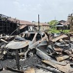 Keterangan Foto: Kondisi bangunan, mobil, dan sepeda motor yang hangus terbakar akibat kebakaran di Kelurahan Loa Ipuh, Kecamatan Tenggarong, Kabupaten Kutai Kartanegara (Kukar), pada Selasa (13/10/2026) malam. Tragedi tersebut merenggut nyawa dua anak bersaudara.
