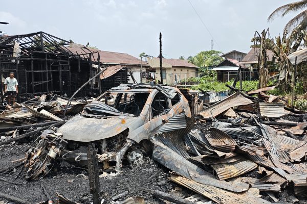 Keterangan Foto: Kondisi bangunan, mobil, dan sepeda motor yang hangus terbakar akibat kebakaran di Kelurahan Loa Ipuh, Kecamatan Tenggarong, Kabupaten Kutai Kartanegara (Kukar), pada Selasa (13/10/2026) malam. Tragedi tersebut merenggut nyawa dua anak bersaudara.