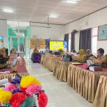 Kepala SMAN 1 Rantau Pulung, Mardawati MZ, S.Pd., M.Pd., memberikan sambutan didampingi narasumber Agus Sultonik, M.Pd., dalam kegiatan In House Training (IHT) Optimalisasi Pembelajaran Digital untuk Meningkatkan Kompetensi dan Kreativitas Guru, yang berlangsung pada 19–21 Oktober 2026 di SMAN 1 Rantau Pulung, Kabupaten Kutai Timur.