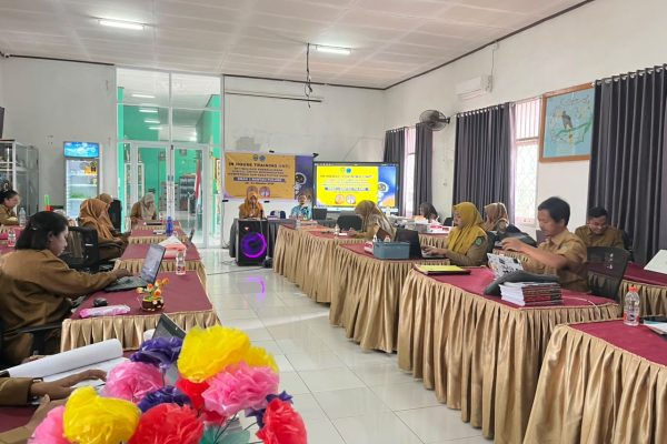 Kepala SMAN 1 Rantau Pulung, Mardawati MZ, S.Pd., M.Pd., memberikan sambutan didampingi narasumber Agus Sultonik, M.Pd., dalam kegiatan In House Training (IHT) Optimalisasi Pembelajaran Digital untuk Meningkatkan Kompetensi dan Kreativitas Guru, yang berlangsung pada 19–21 Oktober 2026 di SMAN 1 Rantau Pulung, Kabupaten Kutai Timur.
