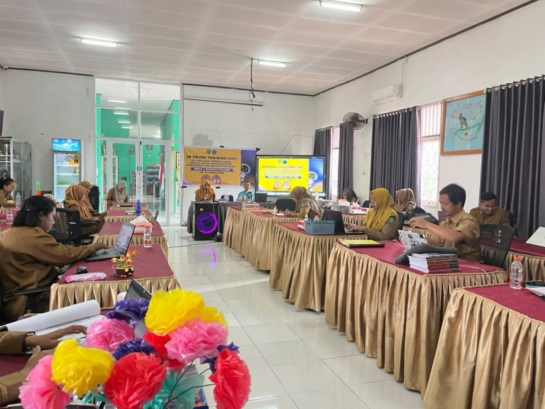Kepala SMAN 1 Rantau Pulung, Mardawati MZ, S.Pd., M.Pd., memberikan sambutan didampingi narasumber Agus Sultonik, M.Pd., dalam kegiatan In House Training (IHT) Optimalisasi Pembelajaran Digital untuk Meningkatkan Kompetensi dan Kreativitas Guru, yang berlangsung pada 19–21 Oktober 2026 di SMAN 1 Rantau Pulung, Kabupaten Kutai Timur.