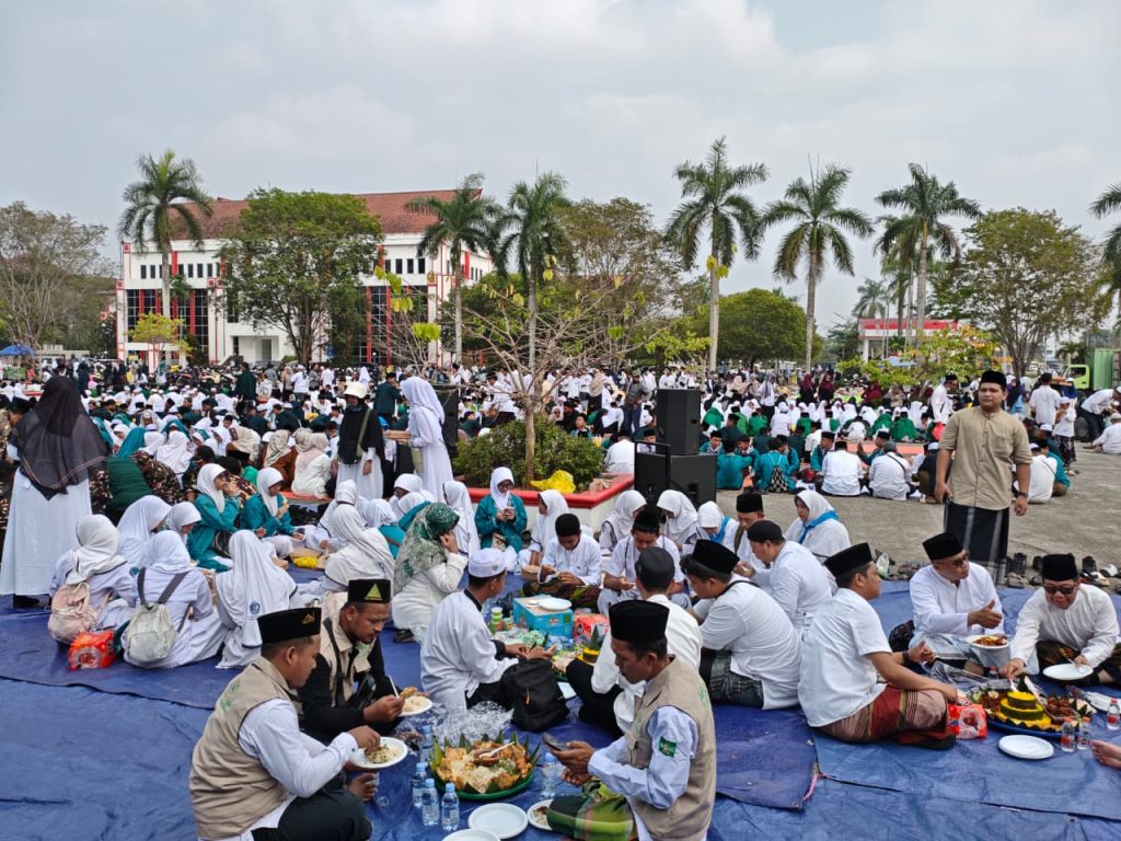 Ribuan santri dan peserta peringatan Hari Santri Nasional 2026 mengikuti tradisi beseprah atau makan bersama di halaman Kantor Bupati Kutai Kartanegara (Kukar), Kamis (22/10/2026)