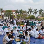 Ribuan santri dan peserta peringatan Hari Santri Nasional 2026 mengikuti tradisi beseprah atau makan bersama di halaman Kantor Bupati Kutai Kartanegara (Kukar), Kamis (22/10/2026)
