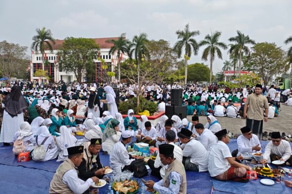 Ribuan santri dan peserta peringatan Hari Santri Nasional 2026 mengikuti tradisi beseprah atau makan bersama di halaman Kantor Bupati Kutai Kartanegara (Kukar), Kamis (22/10/2026)