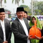 Sekretaris Daerah (Sekda) Kukar, Sunggono serahkan bantuan secara simbolis.