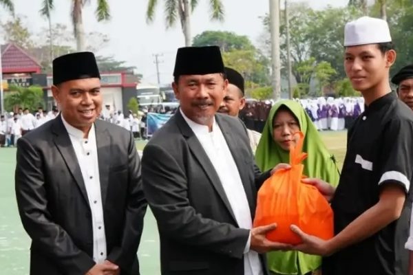 Sekretaris Daerah (Sekda) Kukar, Sunggono serahkan bantuan secara simbolis.