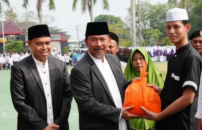 Sekretaris Daerah (Sekda) Kukar, Sunggono serahkan bantuan secara simbolis.