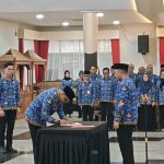 Bupati Kukar, Aulia Rahman Basri melantik 11 pejabat administrator dan pengawas di Pendopo Odah Etam, Tenggarong, Jumat (23/10/2026)
