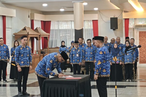 Bupati Kukar, Aulia Rahman Basri melantik 11 pejabat administrator dan pengawas di Pendopo Odah Etam, Tenggarong, Jumat (23/10/2026)