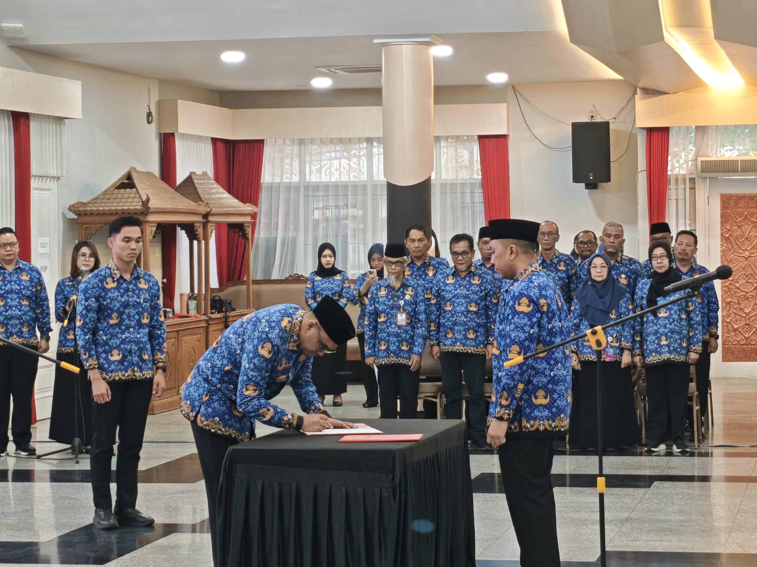 Bupati Kukar, Aulia Rahman Basri melantik 11 pejabat administrator dan pengawas di Pendopo Odah Etam, Tenggarong, Jumat (23/10/2026)