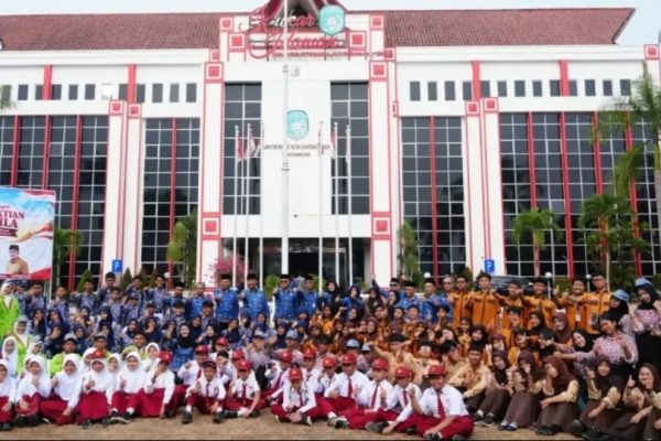 Sejumlah peserta Upacara Peringatan Hari Kesaktian Pancasila 2026 berfoto bersama di halaman Kantor Bupati Kutai Kartanegara, Tenggarong, Kamis (1/10/2026).