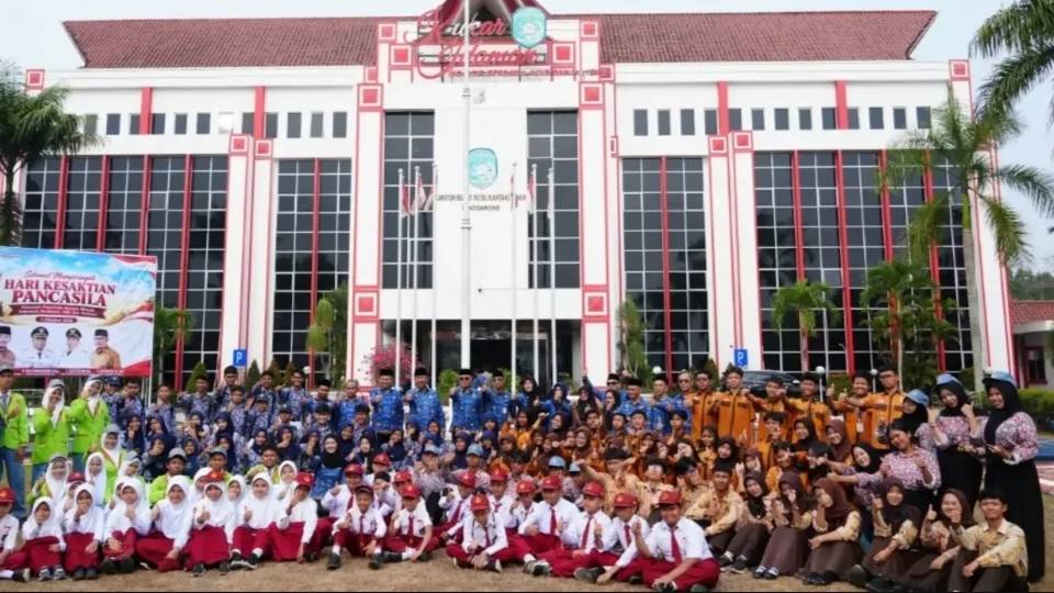 Sejumlah peserta Upacara Peringatan Hari Kesaktian Pancasila 2026 berfoto bersama di halaman Kantor Bupati Kutai Kartanegara, Tenggarong, Kamis (1/10/2026).