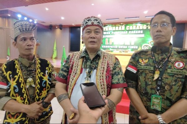 Sekretaris Jenderal Dewan Pimpinan Pusat (DPP) LPADKT, F.X. Apui, S.T., S.H.,memberikan keterangan kepada awak media usai pembukaan Muscab II LPADKT Kutai Timur di Gedung Serba Guna Bukit Pelangi, Sangatta, Jumat (2/10/2026).