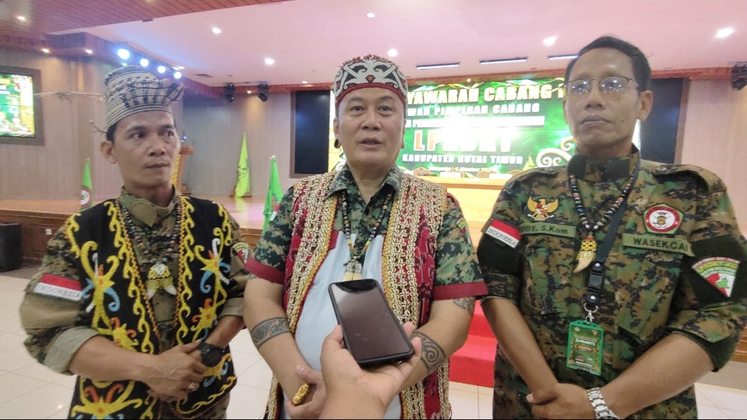 Sekretaris Jenderal Dewan Pimpinan Pusat (DPP) LPADKT, F.X. Apui, S.T., S.H.,memberikan keterangan kepada awak media usai pembukaan Muscab II LPADKT Kutai Timur di Gedung Serba Guna Bukit Pelangi, Sangatta, Jumat (2/10/2026).