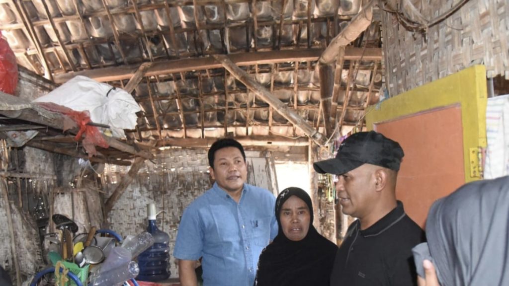 Bupati Subandi didampingi Kadinsos dan Kabid Resos saat menyerahkan bantuan kursi roda kepada warga di Kecamatan Jabon, Sabtu (3/10/2026). (FT/Wawan)