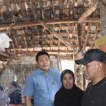 Bupati Subandi didampingi Kadinsos dan Kabid Resos saat menyerahkan bantuan kursi roda kepada warga di Kecamatan Jabon, Sabtu (3/10/2026). (FT/Wawan)