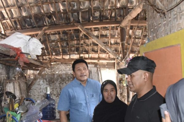 Bupati Subandi didampingi Kadinsos dan Kabid Resos saat menyerahkan bantuan kursi roda kepada warga di Kecamatan Jabon, Sabtu (3/10/2026). (FT/Wawan)