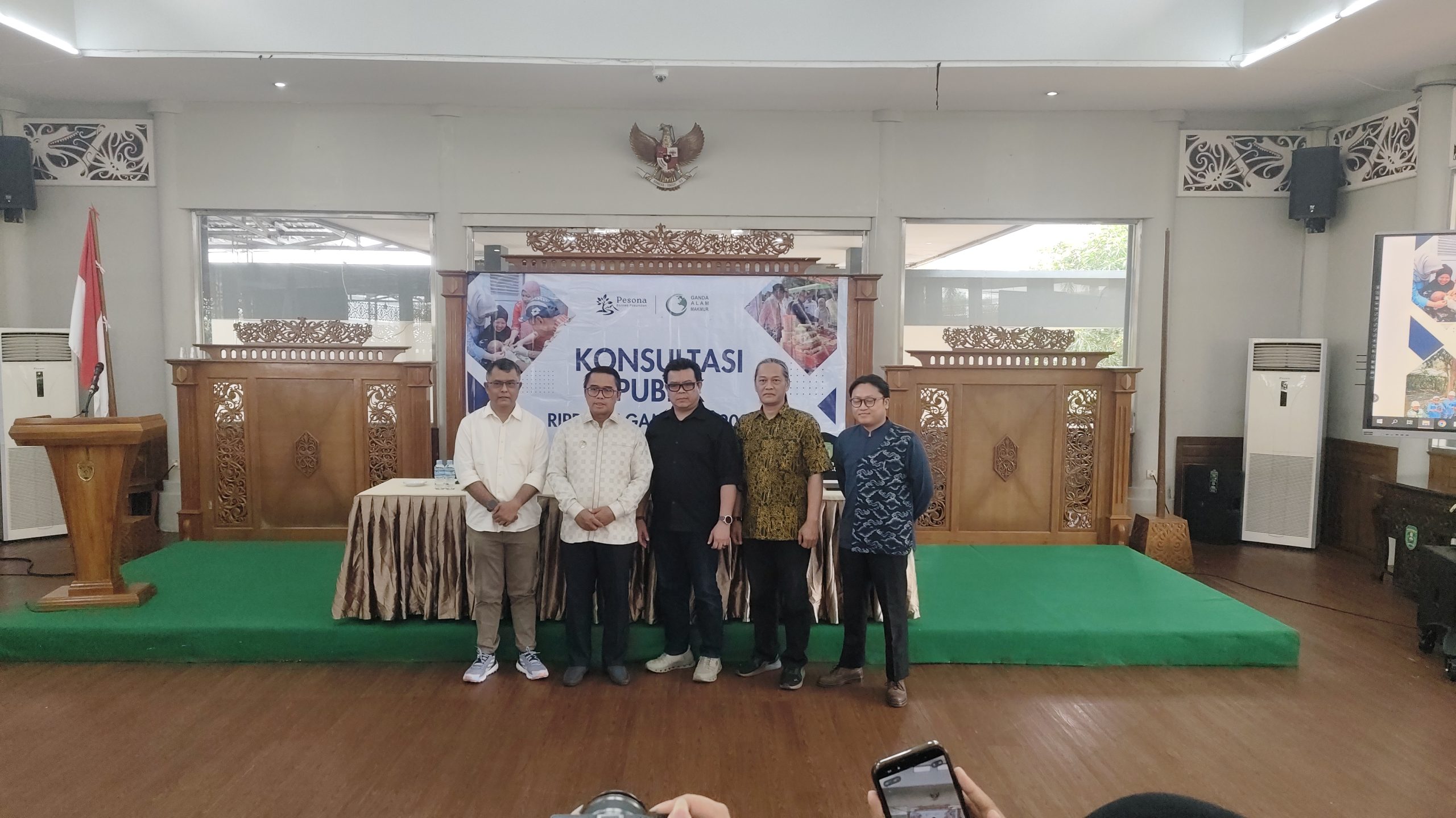 Konsultasi Publik Rencana Induk Program Pengembangan dan Pemberdayaan Masyarakat (RIPPM) PT Ganda Alam Makmur (GAM) periode 2027–2031 di Pendopo Rumah Jabatan Bupati Kutim, Jumat (9/10/2026).