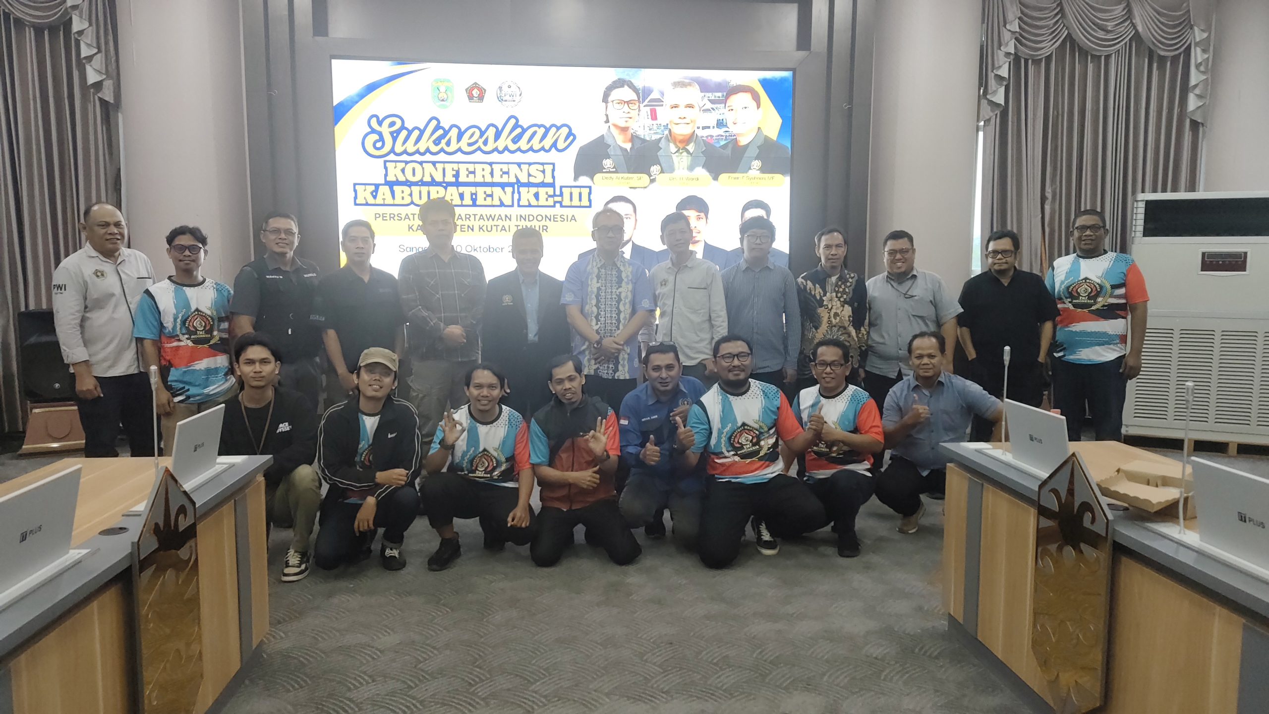 Kepala Diskominfo Staper Kutim, Ronny Bonar Hamonangan Siburian, berfoto bersama peserta dan panitia Konferensi Kabupaten (Konferkab) III PWI Kutim di Gedung Serba Guna (GSG) Bukit Pelangi, Sabtu (10/10/2026).