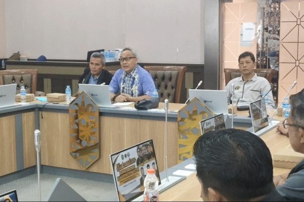Kepala Dinas Komunikasi, Informatika, Persandian, dan Statistik (Diskominfo Staper) Kutai Timur, Ronny Bonar Hamonangan Siburian (tengah, mengenakan batik biru), saat menyampaikan sambutan mewakili Bupati Kutim Ardiansyah Sulaiman dalam pembukaan Konferensi Kabupaten (Konferkab) III PWI Kutim di Ruang Damar, GSG Bukit Pelangi, Sangatta, Sabtu (10/10/2026).