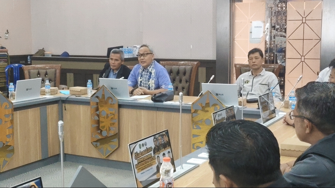 Kepala Dinas Komunikasi, Informatika, Persandian, dan Statistik (Diskominfo Staper) Kutai Timur, Ronny Bonar Hamonangan Siburian (tengah, mengenakan batik biru), saat menyampaikan sambutan mewakili Bupati Kutim Ardiansyah Sulaiman dalam pembukaan Konferensi Kabupaten (Konferkab) III PWI Kutim di Ruang Damar, GSG Bukit Pelangi, Sangatta, Sabtu (10/10/2026).